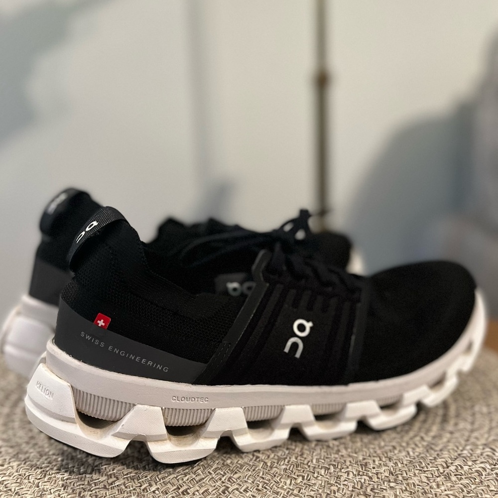 On running Women’s Cloudswift black shoes